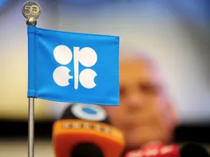 Saudi Arabia and Russia have agreed to extend the oil output reduction deal for another nine months, until march 2018. (AFP/ Joe Klamar)