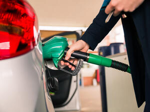 Keeping your engine on when not necessary is a sure way to waste petrol. (Shutterstock)
