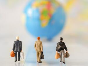  The average monthly salary of expatriates in the Gulf countries was $ 8,083, down 26% from the previous year. (Shutterstock)