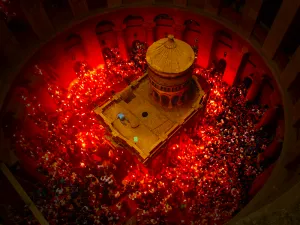 Inside the Church of the Holy Sepulchre (Rami Khoury/Al Bawaba)
