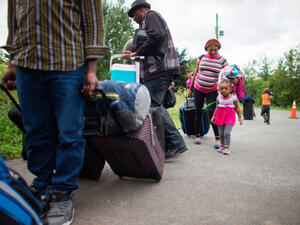 Haitians crossing the border from the U.S. to Canada near Champlain, New York on Aug. 6, 2017. (AFP/ File Photo)