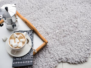 يضفي السجاد الذي يغطي أرضيات المنازل لمسة جمالية في شكل الغرفة   يضفي السجاد الذي يغطي أرضيات المنازل لمسة جمالية في شكل الغرفة