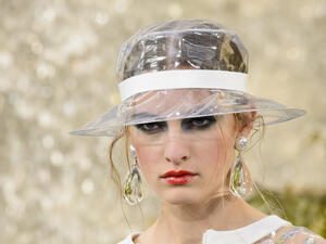 قبعات شانيل الشفافة.. هل تجرؤين على تجربتها؟ (shutterstock.com)