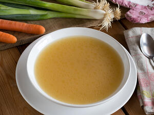 مرقة دجاج طبيعية في المنزل