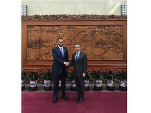 الدكتور سلطان بن أحمد الجابر، وزير دولة الرئيس التنفيذي لأدنوك ومجموعة شركاتها، خلال لقائه بمعالي وانغ يي، وزير الخارجية في جمهورية الصين الشعبية.