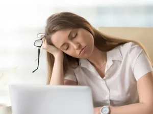 من أسباب الأرق المزمن كثرة الاستيقاظ في الليل وصعوبة النوم ثانية