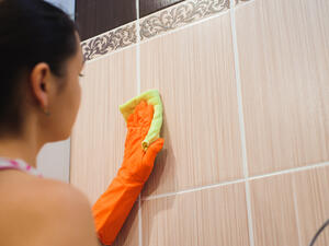 التنظيف للسيراميك سيجنبك عناء إزالة الأوساخ والدهون (shutterstock.com) التنظيف للسيراميك سيجنبك عناء إزالة الأوساخ والدهون (shutterstock.com)