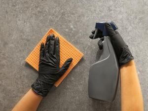 مسح الحائط إما بالفوطة وإما برشقه بالماء قليلاً دون الإفراط في ذلك مسح الحائط إما بالفوطة وإما برشقه بالماء قليلاً دون الإفراط في ذلك