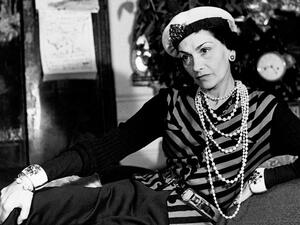 كوكو شانيل مصممة أزياء فرنسية رائدة اسمها الحقيقي "غابرييل بونور شانيل" كوكو شانيل مصممة أزياء فرنسية رائدة اسمها الحقيقي "غابرييل بونور شانيل"