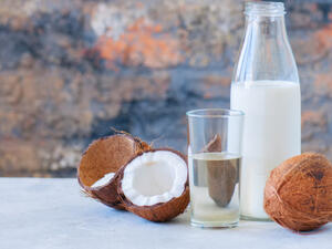 من فوائد حليب جوز الهند للشعر تنعيمه والتخلص من تجاعيده

