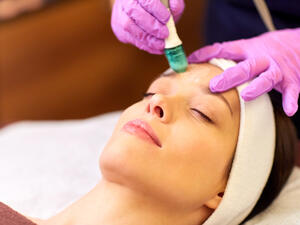 التقشير الكريستالي يعيد حيويّة البشرة وإشراقها