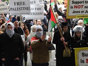 Demonstrators take part in a National March on Washington to support Palestine on March 20, 2016 in Washington, DC. (AFP/Molly Riley)