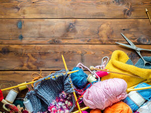 يوجد العديد من الطرق لتجديد و اعادة استخدام الملابس القديمة و الاستفادة منها يوجد العديد من الطرق لتجديد و اعادة استخدام الملابس القديمة و الاستفادة منها