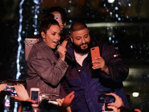 Singer Demi Lovato (L) and DJ Khaled performing together in November 2017 (Source: AFP)