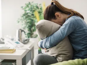 الاكتئاب يترك تأثيرات سلبية على أدمغة الرجال والنساء