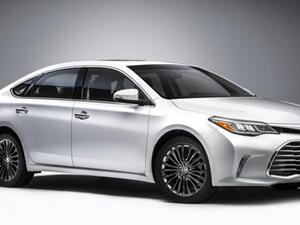 تأتي السيارة بمحركات V6 سعة 3.5 لتر بقوة 268 حصان ومحرك هايبرد 2.5 لتر بقوة 200 حصان