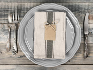 تجنّب الخلط بين أطباق الطعام الرئيسيّة وأطباق الفواكه أو الحلويّات على الطاولة تجنّب الخلط بين أطباق الطعام الرئيسيّة وأطباق الفواكه أو الحلويّات على الطاولة