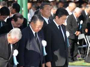Japanese PM Shinzo Abe offers a moment of silence in Hiroshima Peace Memorial Park as Japan marks the 73rd anniversary of Hiroshima atomic bombing. (Twitter)