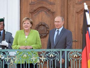 Vladimir Putin meets with Angela Merkel (Twitter)