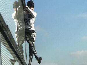 Human Spider-man shocks people by climbing tower in London without safety tools. (Twitter)