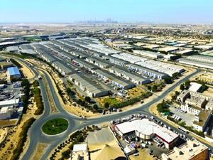 وعلى مدار السنوات السابقة، أنفق مجمع دبي للاستثمار أكثر من 4 مليارات درهم في عمليات تعزيز وتحسين البنية التحتية وفق أرقى المعايير الدولية، بما في ذلك بناء شبكة للطرق الداخلية وأنظمة المياه والكهرباء المتكاملة.