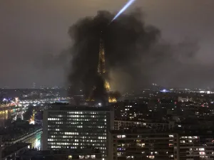 Black smoke near the Eiffel Tower as protesters burning Paris?(Twitter)