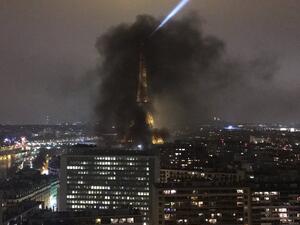 Black smoke near the Eiffel Tower as protesters burning Paris?(Twitter)