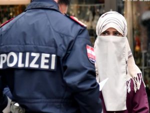 الشرطة النمساوية تجبر مسلمة على نزع البرقع

