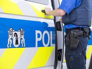 أعوان الامن المسلحون يشترط فيهم أيضا اتقان اللغة العبرية ومعرفة واسعة بعادات اليهود
