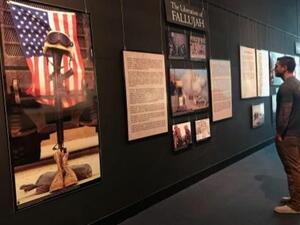 صورة ملتقطة لجاستن كارلايل في متحف مشاة البحرية الاميركية في مدينة تريانغل بولاية فيرجينيا
