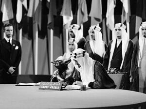 صورة في كتاب مدرسي للملك الراحل فيصل بن عبد العزيز وإلى جواره يودا الشخصية الشهيرة في سلسلة أفلام حرب النجوم