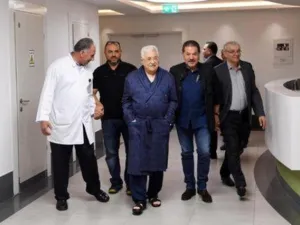 الرئيس الفلسطيني محمود عباس (في المنتصف) بمستشفى في رام الله بالضفة الغربية
