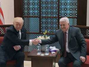 ترامب مصافحا عباس خلال لقائهما في بيت لحم