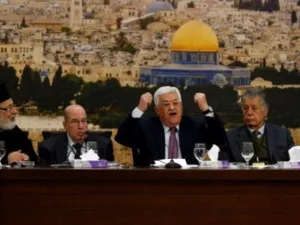 الرئيس الفلسطيني محمود عباس (وسط-يمين) خلال اجتماع المجلس المركزي لمنظمة التحرير في رام الله

