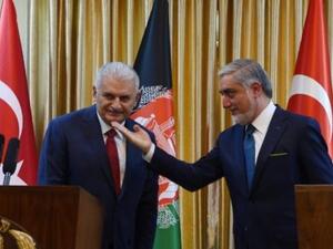 الرئيس التنفيذي الافغاني عبدالله عبدالله يتحدث مع رئيس الوزراء التركي بن علي يلدريم
