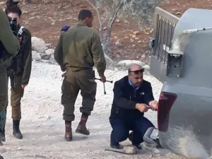 العقيد احمد ابو الرب اثناء اصلاحه لاطار مركبة دورية الجيش الاسرائيلي