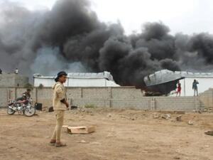 دخان يتصاعد من ثكن عسكرية غداة سيطرة القوات الموالية للانفصاليين على موقع للقوات الحكومية المعترف بها في دار سعد في عدن
