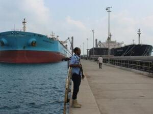 بواخر ترسو في مرفأ عدن
