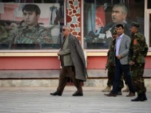 نائب الرئيس الافغاني عبد الرشيد دوستم (يسار) يسير في مقره في شيبرغان عاصمة ولاية جوزجان

