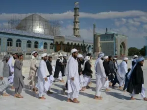 مصلون أفغان يحتفلون بعيد الفطر في مزار الشريف
