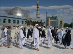 مصلون أفغان يحتفلون بعيد الفطر في مزار الشريف
