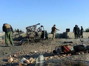 محققون يتفقدون موقع الانفجار في جلال اباد
