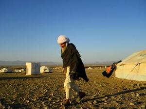 أفغاني يسير في مخيم نزح إليه بسبب الجفاف، في منطقة إنجيل بولاية هرات
