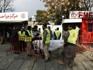 مسعفون أفغان ينتظرون خارج مستشفى تابع لمنظمة "ايميرجنسي" الإغاثية الإيطالية
