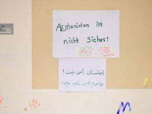 ورقة كتب عليها "افغانستان ليست امنة" على لوح صف لتوجيه اللاجئين الافغان في برلين

