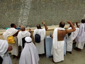 حجاج بيت الله الحرام أثناء رمي الجمرات خلال تأدية مناسك الحج 
