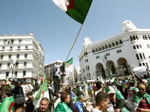 مئات الآلاف من المحتجين في العاصمة الجزائرية