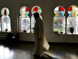 راهب في دير تبحيرين في الجوائر

