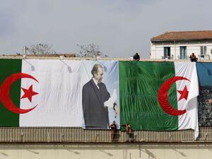 الجزائر يبدأ محاكمة خمسة جنرالات بتهم الفساد