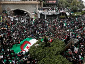 أصبحت استقالة بوتفليقة والذي يطالب ملايين الجزائريين برحيله منذ أكثر من شهر بمثابة "كذبة نيسان" بالنسبة اليهم.
